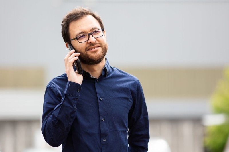 Denis au téléphone avec un client
