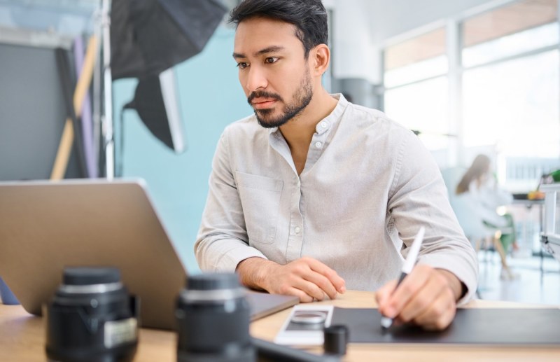 Un photographe traitant les photo en popst-production