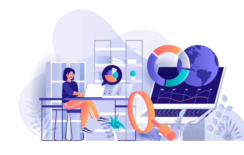 Une conceptrice qui fait un audit et une analyse de la présence web d'une entreprise